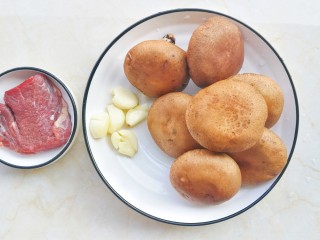 1、冬至美食 香菇肉酱,准备好所有食材。