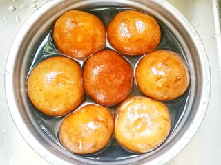 2、冬至美食 香菇肉酱,香菇盐水浸泡洗净。