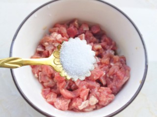 3、冬至美食 香菇肉酱,牛肉切末加一勺盐。