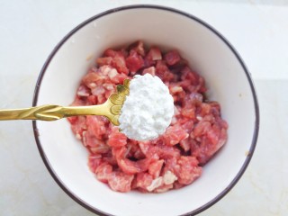 4、冬至美食 香菇肉酱,一勺生粉。