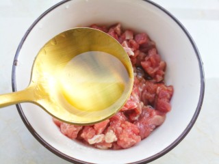 5、冬至美食 香菇肉酱,一勺料酒。