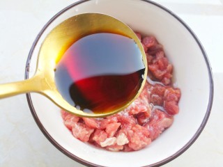 6、冬至美食 香菇肉酱,一勺生抽。