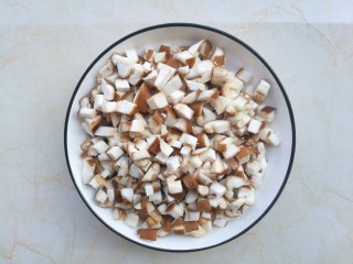 8、冬至美食 香菇肉酱,香菇切丁。