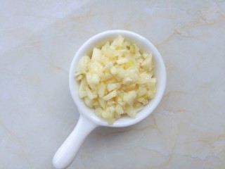 9、冬至美食 香菇肉酱,大蒜切末。