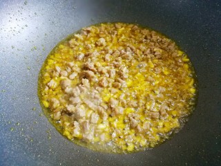 11、冬至美食 香菇肉酱,倒入牛肉翻炒至变色。