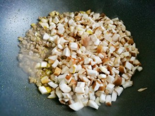 12、冬至美食 香菇肉酱,加香菇炒软。