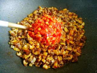 13、冬至美食 香菇肉酱,加入4勺剁辣椒。