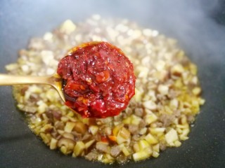 14、冬至美食 香菇肉酱,3勺豆瓣酱。