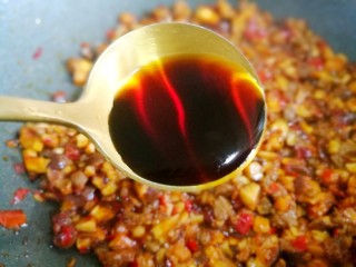 15、冬至美食 香菇肉酱,2勺生抽。