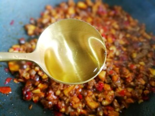 16、冬至美食 香菇肉酱,一勺料酒。