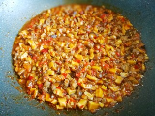 18、冬至美食 香菇肉酱,小火煮5分钟至汤汁浓稠即可。