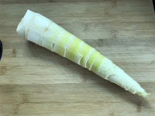 2、腌笃鲜,清洗干净。