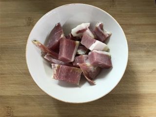 3、腌笃鲜,咸肉切小块。