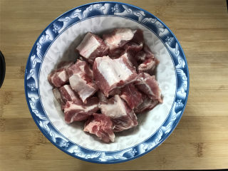 4、腌笃鲜,子排清洗干净。