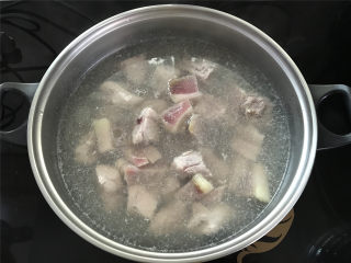 6、腌笃鲜,把洗干净的子排和咸肉放入锅中焯水去浮沫后捞出