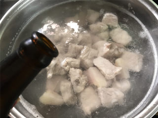 7、腌笃鲜,锅中水烧开，放入焯好水的子排和咸肉加适量料酒，大火煮开后转中小火炖1小时左右。