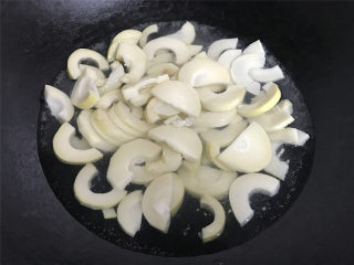 8、腌笃鲜,笋切片后放入锅中焯下水去掉涩味后捞出。