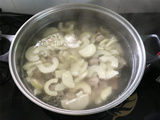 9、腌笃鲜,炖1小时后放入焯水过的春笋。