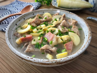 11、腌笃鲜,口味咸鲜，汤白汁浓，肉质酥肥，笋清香脆嫩，鲜味浓厚。