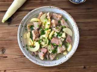 10、腌笃鲜,继续炖20分钟后撒适量香葱。