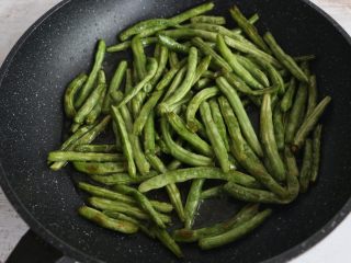 6、酱香干煸豆角,当豆角表皮变得焦黄，微微起皱即可盛出备用。