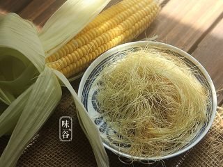 3、玉米须胡萝卜淮山煲猪骨,取叶子里包裹着的新鲜玉米须；嫌太少，可以取两条玉米的玉米须来煲；