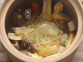 8、玉米须胡萝卜淮山煲猪骨,将玉米须等所有材料连同2块姜片一起放入汤煲内；
