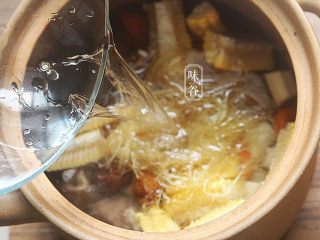 9、玉米须胡萝卜淮山煲猪骨,放入适量清水。(水量：大约2L左右)盖上锅盖；