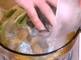 1、原来花甲蒸蛋正确的步骤是这样子的，难怪在家里做不出饭店的味道,清水下入，姜片、葱段