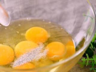 3、原来花甲蒸蛋正确的步骤是这样子的，难怪在家里做不出饭店的味道,鸡蛋中加入盐、胡椒粉，搅拌均匀