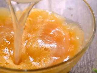 4、原来花甲蒸蛋正确的步骤是这样子的，难怪在家里做不出饭店的味道,再加入花甲汤，拌匀后