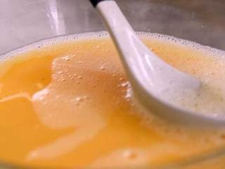 5、原来花甲蒸蛋正确的步骤是这样子的，难怪在家里做不出饭店的味道,撇去浮沫