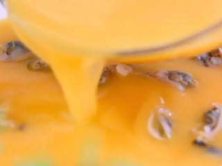 6、原来花甲蒸蛋正确的步骤是这样子的，难怪在家里做不出饭店的味道,取部分花甲肉装入盘中，倒入蛋液，移入蒸锅，沸水蒸5分钟