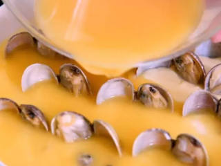 7、原来花甲蒸蛋正确的步骤是这样子的，难怪在家里做不出饭店的味道,入花甲，倒入剩余蛋液，继续蒸3分钟