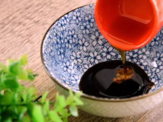 8、原来花甲蒸蛋正确的步骤是这样子的，难怪在家里做不出饭店的味道,碗中倒入蒸鱼豉油、麻油，拌匀