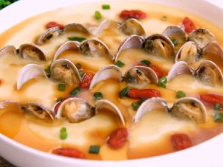 9、原来花甲蒸蛋正确的步骤是这样子的，难怪在家里做不出饭店的味道,出锅淋上味汁，撒上枸杞、葱花即可