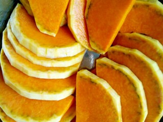 1、吃掉一朵花的美食+开口笑,南瓜洗干净去皮，切成薄片上蒸锅蒸熟。