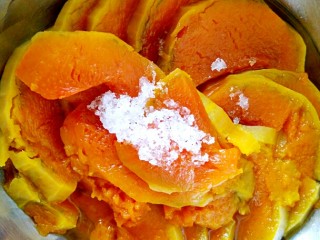 2、吃掉一朵花的美食+开口笑,取出加上白糖捣烂，再搅拌均匀。