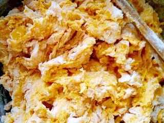 4、吃掉一朵花的美食+开口笑,搅拌成干干的絮状再用手揉面