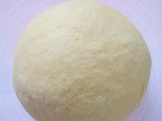 5、吃掉一朵花的美食+开口笑,把它揉成光滑不黏手的面团，再盖上保鲜膜，进行醒发