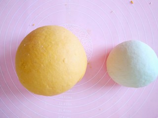 6、吃掉一朵花的美食+开口笑,把剩下的面粉加入白糖，酵母，小苏打少许食用盐搅拌均匀，再和成光滑的白面团，同样的盖上保鲜膜进行醒发。