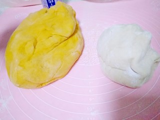 7、吃掉一朵花的美食+开口笑,醒发至两倍大的时候，取出来进行排气。再把两种面团分别搓成长条，再分成大小相当的小剂子。
