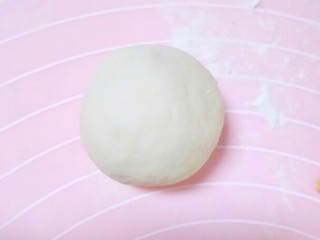 9、吃掉一朵花的美食+开口笑,再取一白面团，把它搓圆捏薄，再用它把南瓜面团包起来。