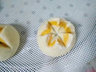 11、吃掉一朵花的美食+开口笑,喜欢几个花瓣就切多几刀，很随意的，就是切的时候刀要锋利，以免切到面团变形啦，到时候蒸出来的包就不好看了。