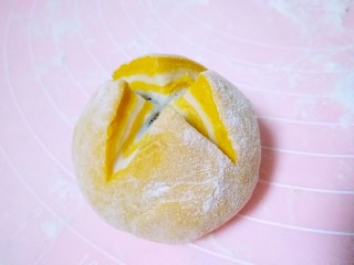 10、吃掉一朵花的美食+开口笑,收口朝下，再用刀在上面划十字，可以多做几层颜色错开来，这样蒸出来的话就好看一点。如果不放馅，做成馒头的话，可以切深一点，要是放馅料就不要切太深。