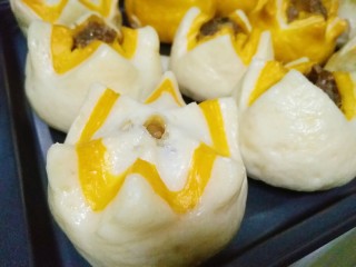 12、吃掉一朵花的美食+开口笑,全部做完后，上蒸锅蒸十分钟左右即可。