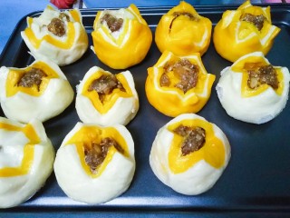 13、吃掉一朵花的美食+开口笑,我加入的是月饼的五仁叉烧馅料，蒸出来卖相不是那么好，可是味道棒棒的。