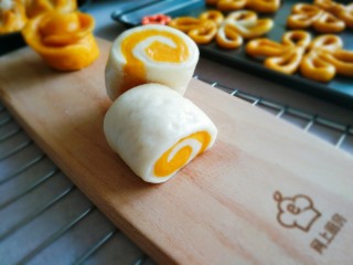 16、吃掉一朵花的美食+开口笑,做了两个花卷，花卷最简单啦，就是用一份南瓜面团擀薄，再放上一张擀薄的白色面团，再把他们卷起来即可，太长的话，可以切成相等的段子，蒸出来就很好看了。