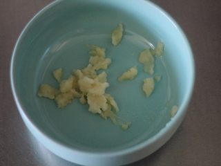 5、红油笋尖 最爱这种辣,蒜擦成蒜泥，放碗里备用。