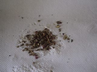 8、红油笋尖 最爱这种辣,麻椒用擀面杖擀碎。加到碗里。